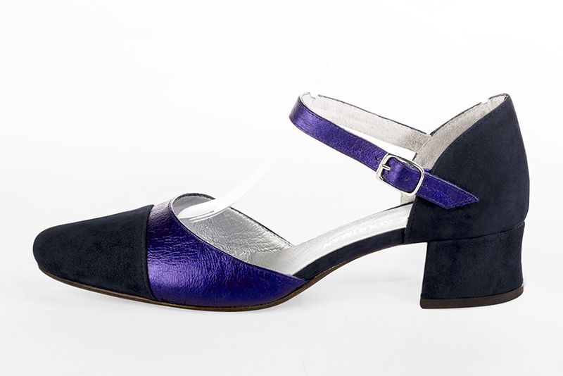 Matt black and violet purple women's open side shoes, with an instep strap. Round toe. Low flare heels. Profile view - Florence KOOIJMAN